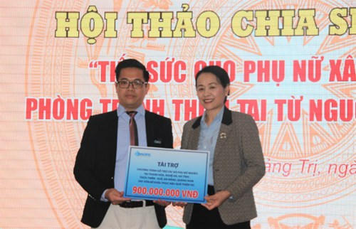 Ông Vũ Tam Bách, đại diện tập đoàn Thái Bình Dương trao bảng tài trợ cho Quỹ