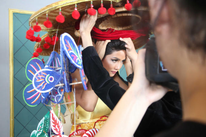 Ngỡ ng&agrave;ng khi Hoa hậu H'hen Ni&ecirc; diện trang phục c&oacute; cả rổ b&aacute;nh m&igrave;