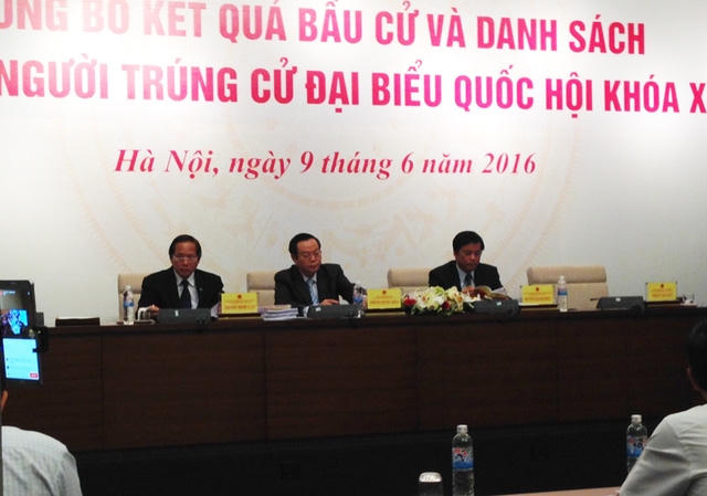 Phó Chủ tịch Quốc hội Phùng Quốc Hiển (giữa) chủ trì cuộc họp báo công bố danh sách chính thức những người trúng cử đại biểu Quốc hội khoá XIV. (Ảnh: Phương Thảo)