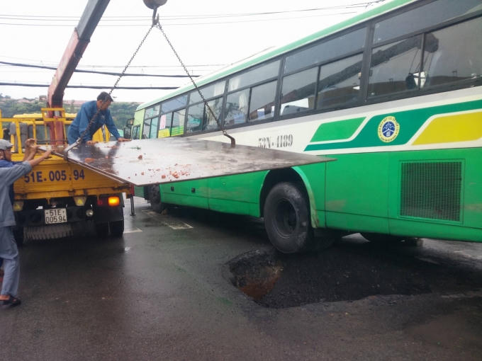 Lực lượng chức năng "giải cứu" chiếc xe.