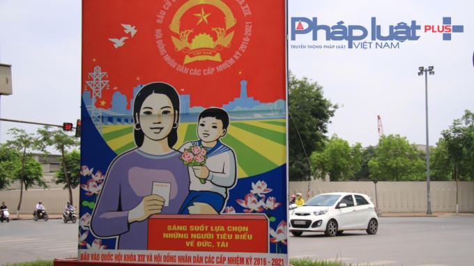 Không chỉ có các băng rôn mà các tấm áp phích khổ lớn cũng được đặt tại nhiều tuyến đường. (Ảnh chụp tại đường Liễu Giai - Ba Đình - Hà Nội).