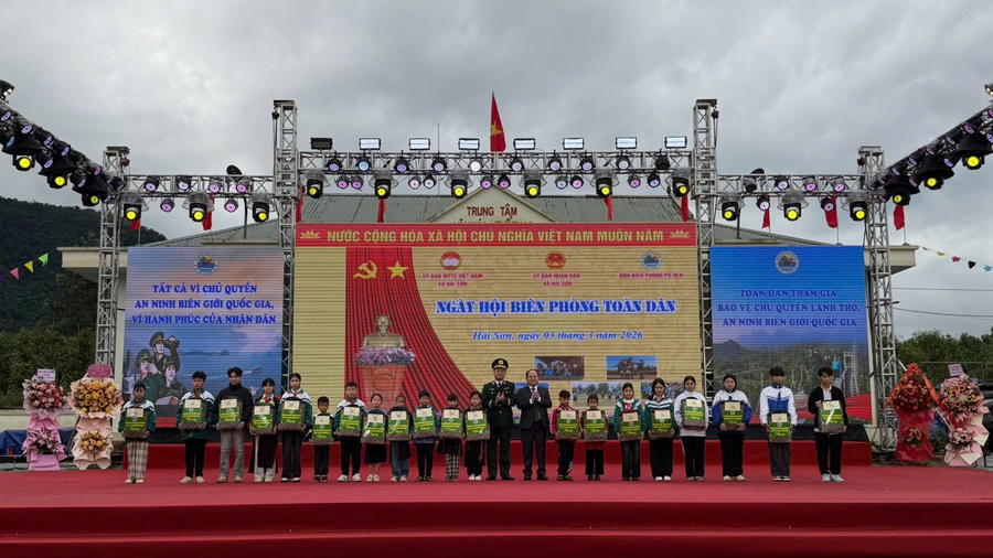 Những suất quà trao tặng học sinh vùng biên giới trong Ngày hội biên phòng toàn dân.
