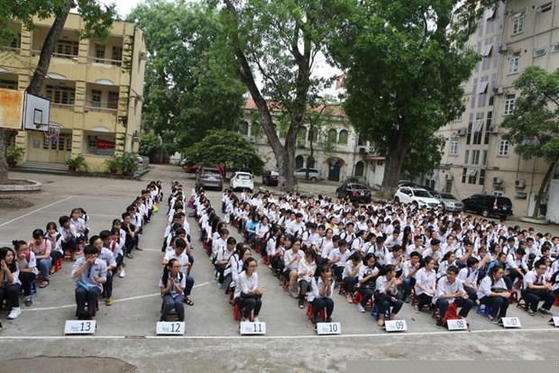 Thí sinh nghe phổ biến quy chế trước khi vào phòng thi trong Kỳ thi tuyển sinh vào lớp 10 tại Hà Nội. (Ảnh: Minh Sơn/Vietnam+)