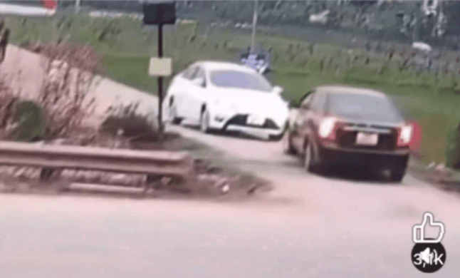 Tình huống tài xế ô tô màu đen rẽ vào đường nhánh, không nhường đường cho xe trắng gây ùn ứ (Ảnh: Cắt từ clip).