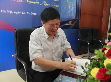 Nhà văn Nguyễn Ngọc Oanh. Ảnh Thúy Hằng