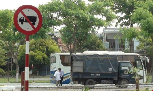 Hàng rào chông nhọn, dây điện gây nguy hiểm và các ô tô 30- 45 chỗ, xe tải đậu đỗ sai quy định.