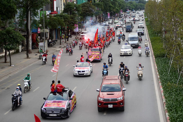 Trước trận đấu với Malaysia lúc 19h30 tối nay (16/11) trên sân Mỹ Đình ở lượt trận thứ 2 bảng A, AFF Cup 2018, ngay từ chiều một số lượng lớn cổ động viên đã có mặt tại trước sân vận động Quốc gia Mỹ Đình để cổ vũ cho đội tuyển nhà. Sau khi lượng cổ động viên đông, nhóm cổ động viên này đã đi diễu hành khắp các tuyến phố Hà Nội. (Ảnh: Dân trí)