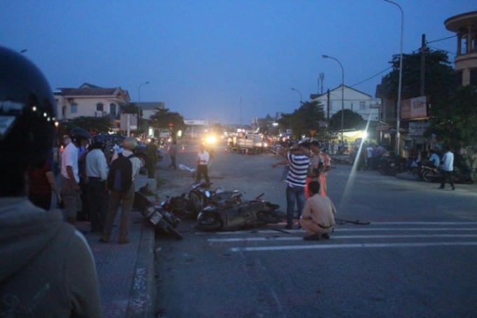 Hàng loạt xe máy bị chiếc ô tô 7 chỗ húc văng trên QL1 cũ (đường Lê Duẩn, TX. Quảng Trị) chiều tối 19/9