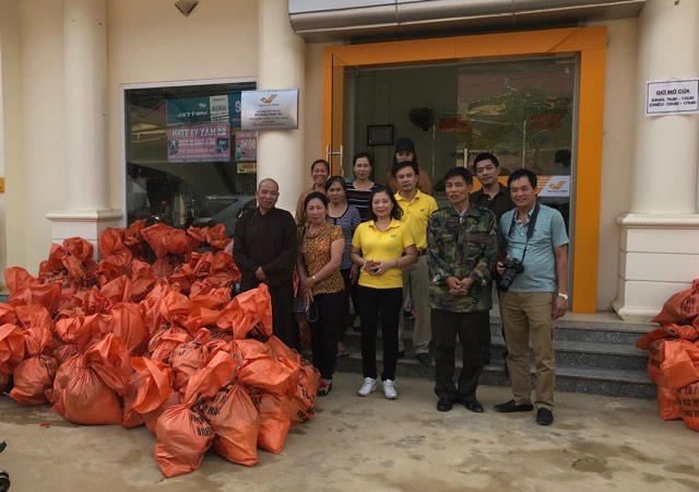 Những phần quà đoàn mang tới cho bà con vùng lũ Trạm Tấu.