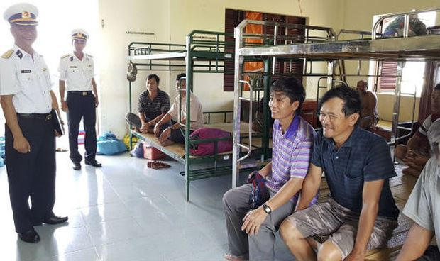 Các ngư dân được được chỉ huy đảo Sinh Tồn bố trí nơi ăn nghỉ trên đảo.