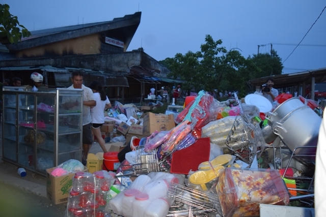Các mặt hàng của tiểu thương kịp thời đưa ra ngoài