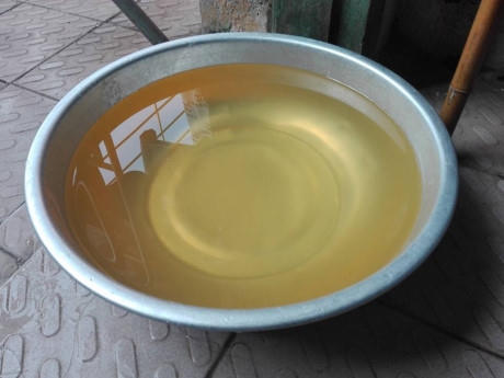 Thau nước khi mới xả ra từ vòi ở KTX NEU.