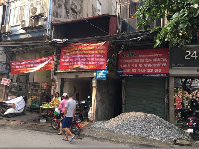 Các hộ dân căng băng rôn yêu hộ ông Hùng trả lại hệ thống thoát nước chung cho khu dân cư. Ảnh: Ninh Phan.