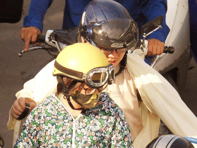 Mẹ tranh thủ hỏi thăm tình hình làm bài của con trai.