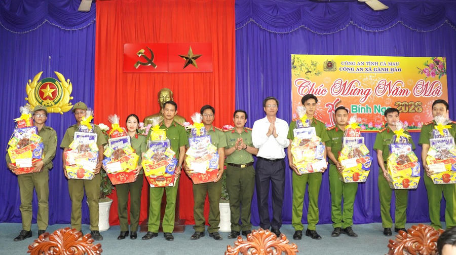 Đại tá Lê Tấn Vinh cùng ông Nguyễn Huy Dũng – Tỉnh ủy viên, Bí thư Đảng ủy xã Gành Hào trao quà cho lực lượng tham gia bảo đảm an ninh, trật tự ở cơ sở và các hộ dân có hoàn cảnh khó khăn trên địa bàn.