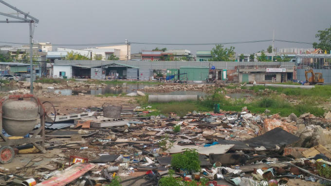 Bê trong là bãi trống nham nhở, nhưng đã xuất hện thông tin quảng cáo bán rầm rộ trên mạng.