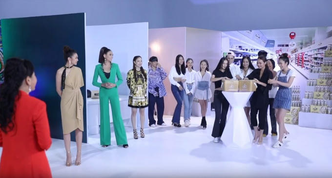 Các thí sinh hào hứng dùng thử sản phẩm để cảm nhận vị ngon khó cưỡng. Mọi người đều ấn tượng với vị trà thật, sữa thật của Macchiato Không độ.