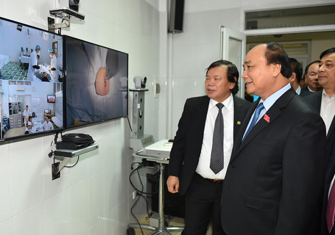 Thủ tướng quan sát một ca tiểu phẫu trực tiếp tại đảo Bạch Long Vĩ qua Trung tâm hỗ trợ y tế biển đảo từ xa.