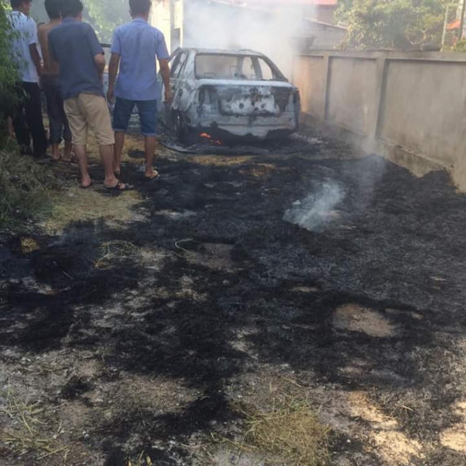 Chiếc xe bị cháy rụi từ màu đen đã thành màu trắng.