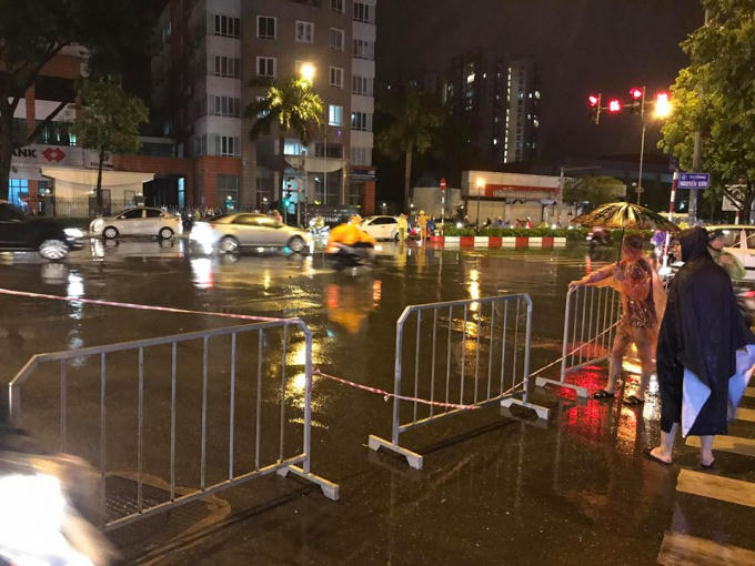 Nhiều tuyến phố phải dựng cả hàng rào barie để cảnh báo người dân trước các điểm ngập úng.