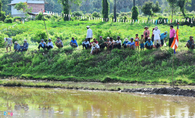 Ngay từ 7h, nhiều người dân bỏ việc đồng áng để tập trung về sân đấu chờ đón. Đây là một hoạt động đồng thời trong khuôn khổ Tết Dolta (lễ cúng ông bà) của người Khmer, miền Tây Nam Bộ.