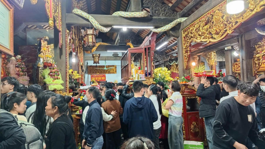 Hàng vạn người đổ về chợ “mua may, bán rủi” Viềng Xuân- Phủ Dầy