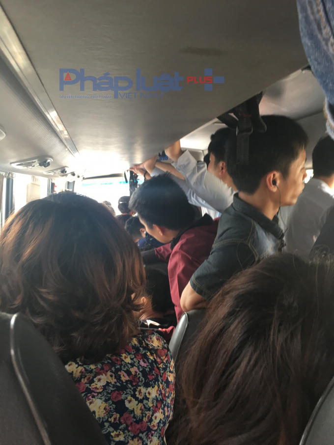 Nhồi nhét hành khách như nêm.