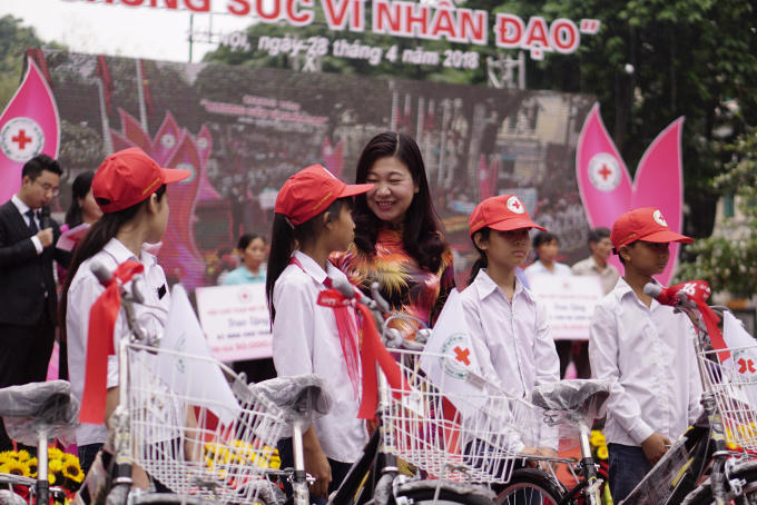 Chương tr&igrave;nh trao tặng 20 chiếc xe đạp cho 20 em học sinh ngh&egrave;o vượt kh&oacute;.