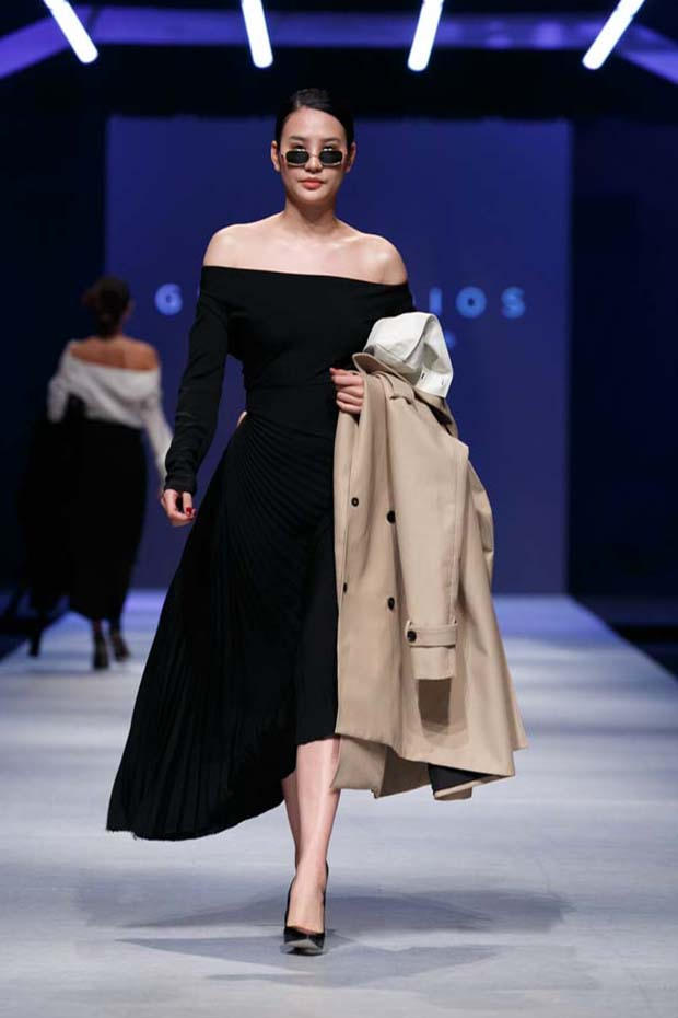 Siêu mẫu Lan Khuê diện đầm đen kiêu kỳ làm vedette trên sàn diễn Vietnam International Fashion Week Thu Đông 2018