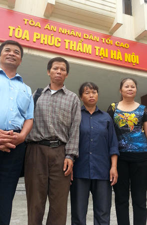 Ông Nguyễn Thanh Chấn cùng vợ (Ảnh giữa) tại một buổi thỏa thuận bồi thường sau 10 năm chịu án tù oan.
