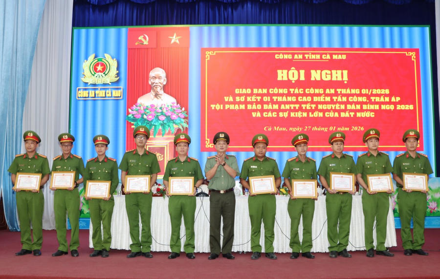 Đại tá Nguyễn Phúc Cường trao Giấy khen của Giám đốc Công an tỉnh cho các cá nhân.