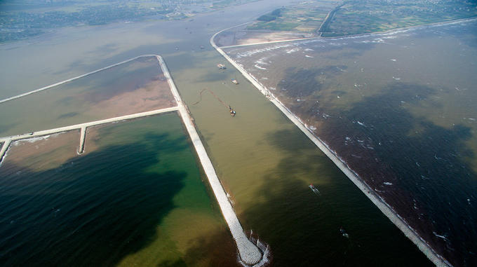 Cụm công trình luồng qua cửa Lạch Giang (thuộc thị trấn Thịnh Long, huyện Hải Hậu, Nam Định) là cụm lớn nhất về đường thủy ở miền Bắc, do Bộ Giao thông Vận tải làm chủ đầu tư. Công trình gồm 8 hợp đồng xây dựng với tổng giá trị 75 triệu đôla (khoảng 1.600 tỷ đồng), được khánh thành tháng 11/2015.