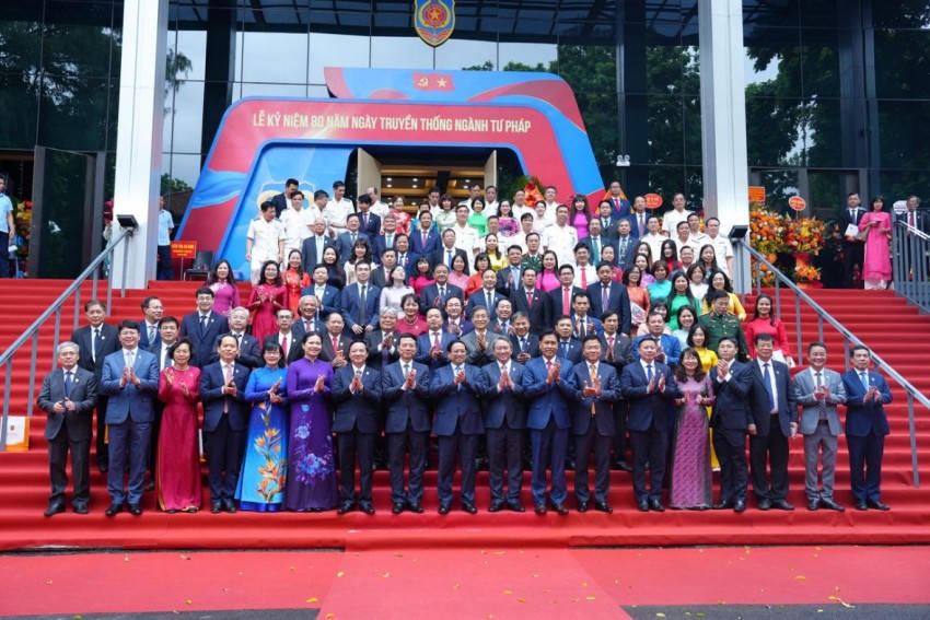 Thủ tướng Chính phủ Phạm Minh Chính chụp ảnh lưu niệm cùng các đại biểu tại Lễ kỷ niệm 80 năm Ngày truyền thống ngành Tư pháp 28/8/1945-28/8/2025 và Đại hội thi đua ngành Tư pháp lần thứ VI.