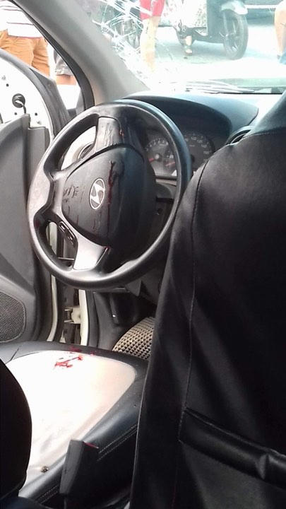 Nhiều vết máu bên trong xe.