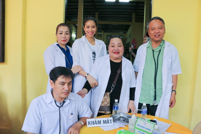 Hoa hậu Phạm Hương c&ugrave;ng &ldquo;b&agrave; ngoại&rdquo; Ngọc Gi&agrave;u đi từ thiện