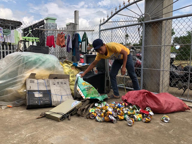 Anh Duy làm nghề thu mua ve chai, hoàn cảnh gia đình rất khó khăn.