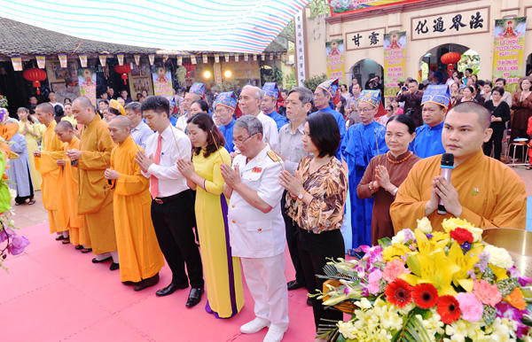 Th&agrave;nh k&iacute;nh d&acirc;ng hương tưởng niệm ng&agrave;i Thiền sư L&ecirc; Nghĩa