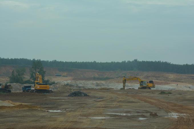 Dù chưa hề thỏa thuận đền bù nhưng Donacoop ngày đêm xẻ đất, phá đá từ trang trại của bà Mai đem đi bán.