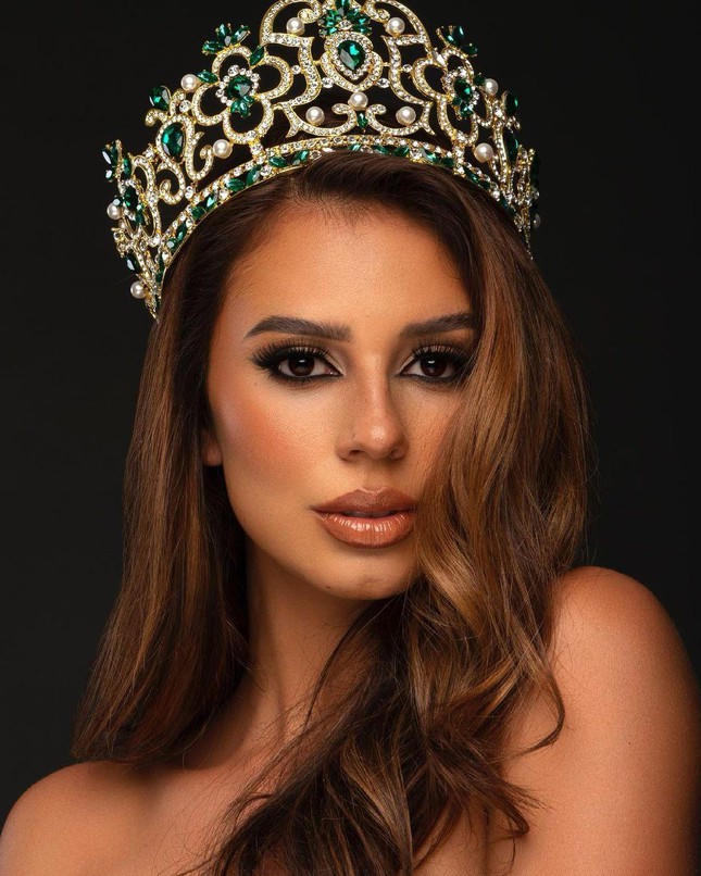 Mới đây, fanpage chính thức của cuộc thi Miss International đã đăng tải bài viết chúc mừng người đẹp Adriana Moya với cương vị là Hoa hậu Hòa bình Quốc tế Costa Rica 2021. Cô sẽ đại diện cho quốc gia này tranh tài tại cuộc thi Miss Grand International 2021 sẽ diễn ra vào cuối năm nay.