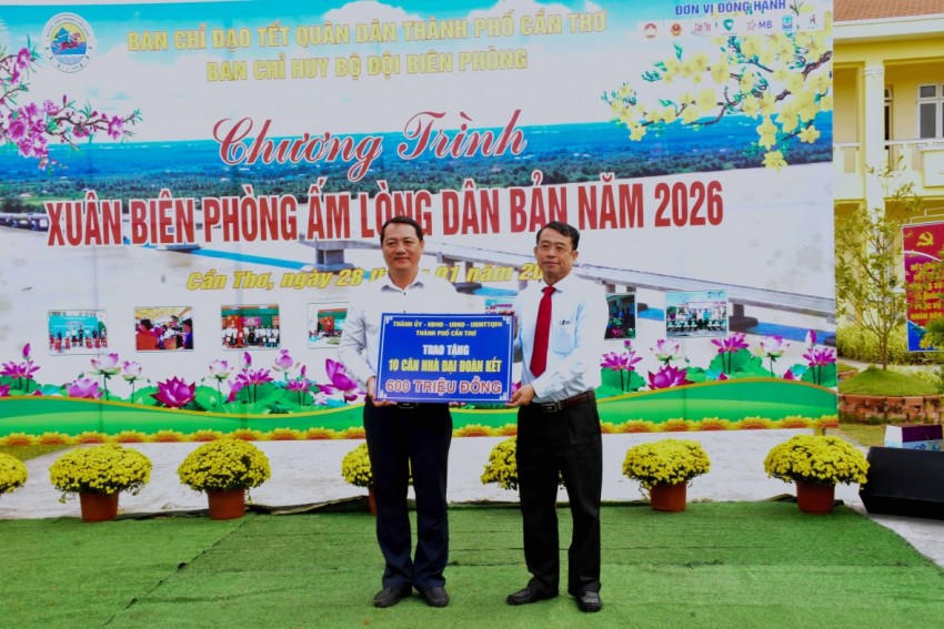 Ông Nguyễn Văn Khởi trao bảng tượng trưng tặng 10 căn nhà Đại đoàn kết cho các hộ gia đình có hoàn cảnh khó khăn trên địa bàn xã Cù Lao Dung.