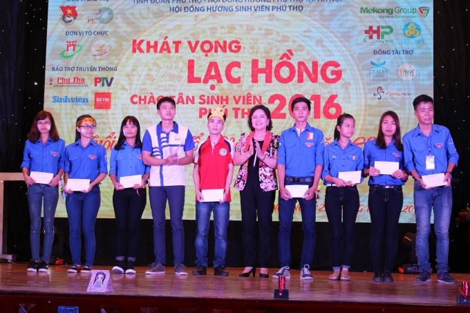 Bà Nguyễn Thị Kim Hải - Chủ tịch Hội khuyến học Phú Thọ trao những suất học bỏng cho các bạn sinh viên có thành tích học tập xuất sắc.