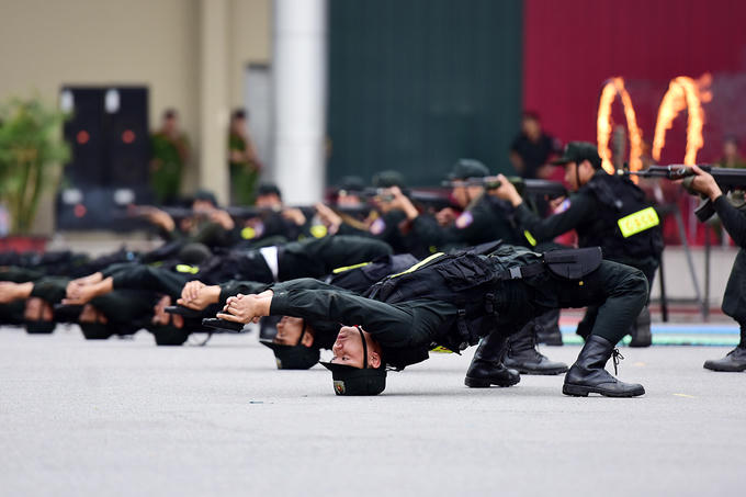 Không chỉ đứng bắn, quỳ bắn, học viên khoa Cảnh sát vũ trang còn có thể nằm nghiêng, nằm ngửa bắn súng.