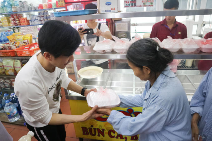Một chút sẻ chia của nam ca sĩ khiến cho mọi người thấy ấm lòng hơn.