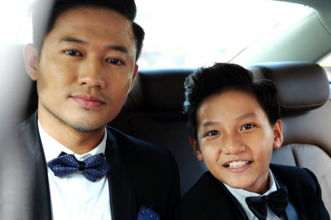 Qu&yacute; B&igrave;nh v&agrave; Quỳnh Chi t&igrave;nh tứ b&ecirc;n nhau