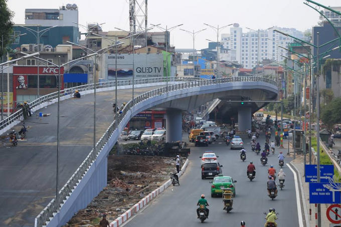 Cầu vượt nút giao An Dương - Thanh Niên là một trong 8 công trình giao thông trọng điểm của Hà Nội, nhằm giải quyết tình trạng ùn tắc giao thông cho 2 quận: Ba Đình, Tây Hồ. Cầu vượt được thi công từ tháng 7/2017 và kéo dài 7 tháng (tức 5/2018 sẽ hoàn thiện), nhưng đến thời điểm hiện tại đã chậm tiến độ gần 5 tháng.