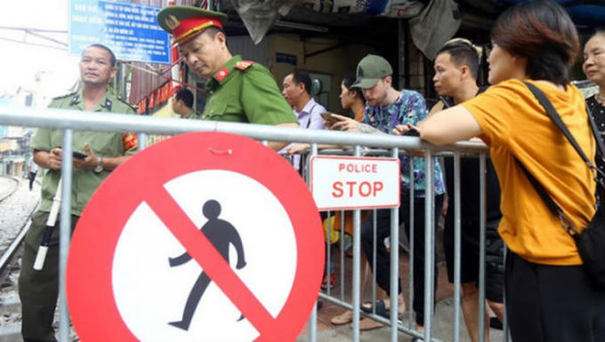 Khu cà phê đường tàu hiện đang bị rào lại, cấm kinh doanh