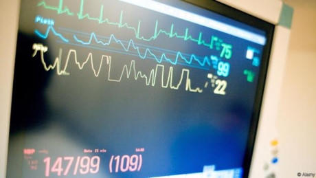 Cũng như máy móc y tế níu giữ cuộc sống thực, Facebook đang níu giữ đời sống ảo của nhiều người. Ảnh: Alamy.