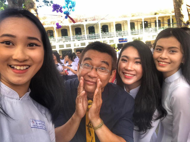 Thầy Nguyễn Viết Đông Du cùng học trò