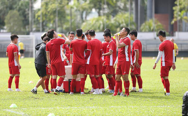 Liên quan đến buổi tập sáng nay, Văn Toàn vẫn phải tập riêng cùng bác sĩ. Buổi chiều toàn đội nghỉ ngơi ở khách sạn, có thể sẽ tiến hành mổ băng để xem các trận đấu vừa qua của Malaysia.