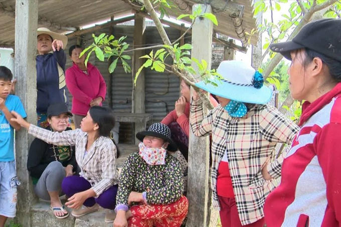 Người dân bất bình vì nhận thiếu gạo do cán bộ thôn tự ý chia nhỏ để nhiều người được nhận. (Ảnh: báo Lao động)